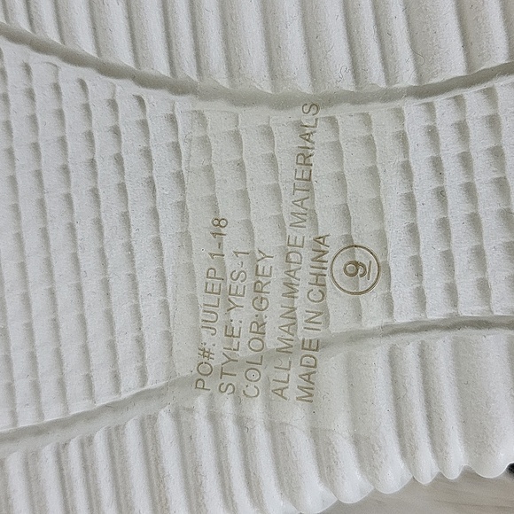 Forever Sneakers - Picture 7 of 7